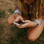 Unsplash - Persnickety Prints - Vrouw met telefoon