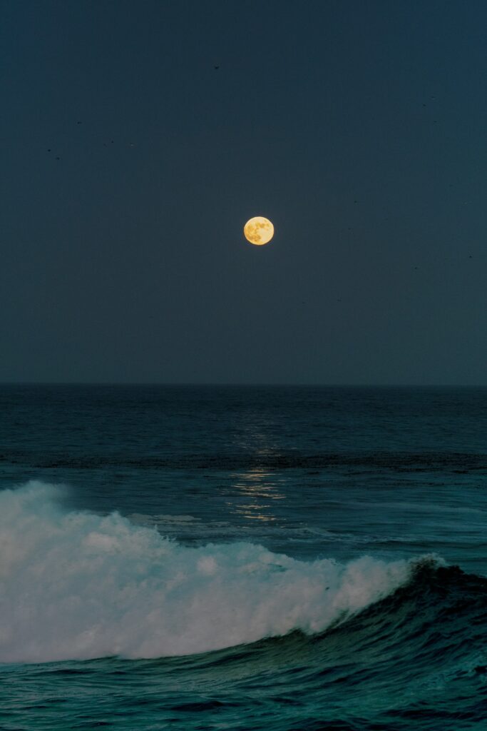 Unsplash - Gabriel Tovar - Volle maan boven de zee